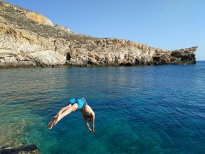 Brincando al mar, Grecia